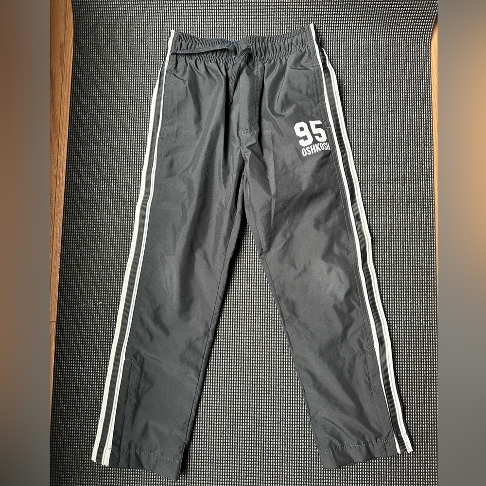 OSHKOSH Boys track pants - Size 6 - Great condition!